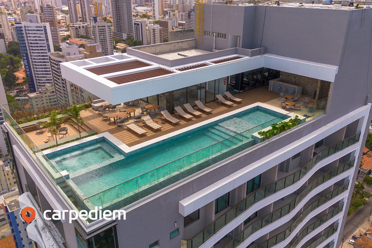 Piscina no rooftop do Beach Class Meireles Housi by Carpediem