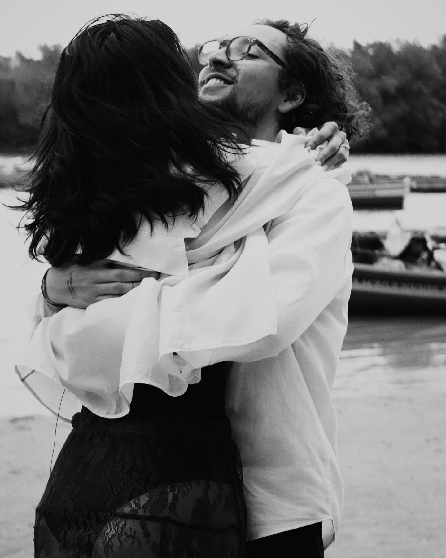 Um abraço do casal em preto e branco