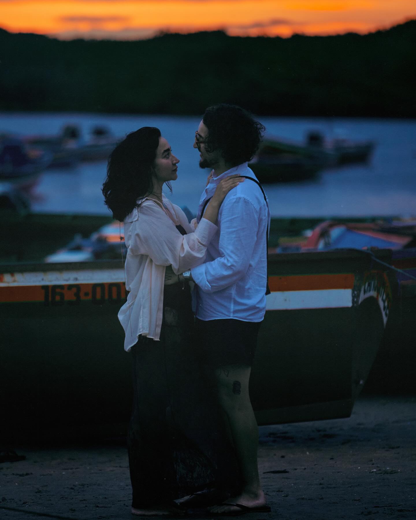 Giulia e Gui juntos no pôr do sol