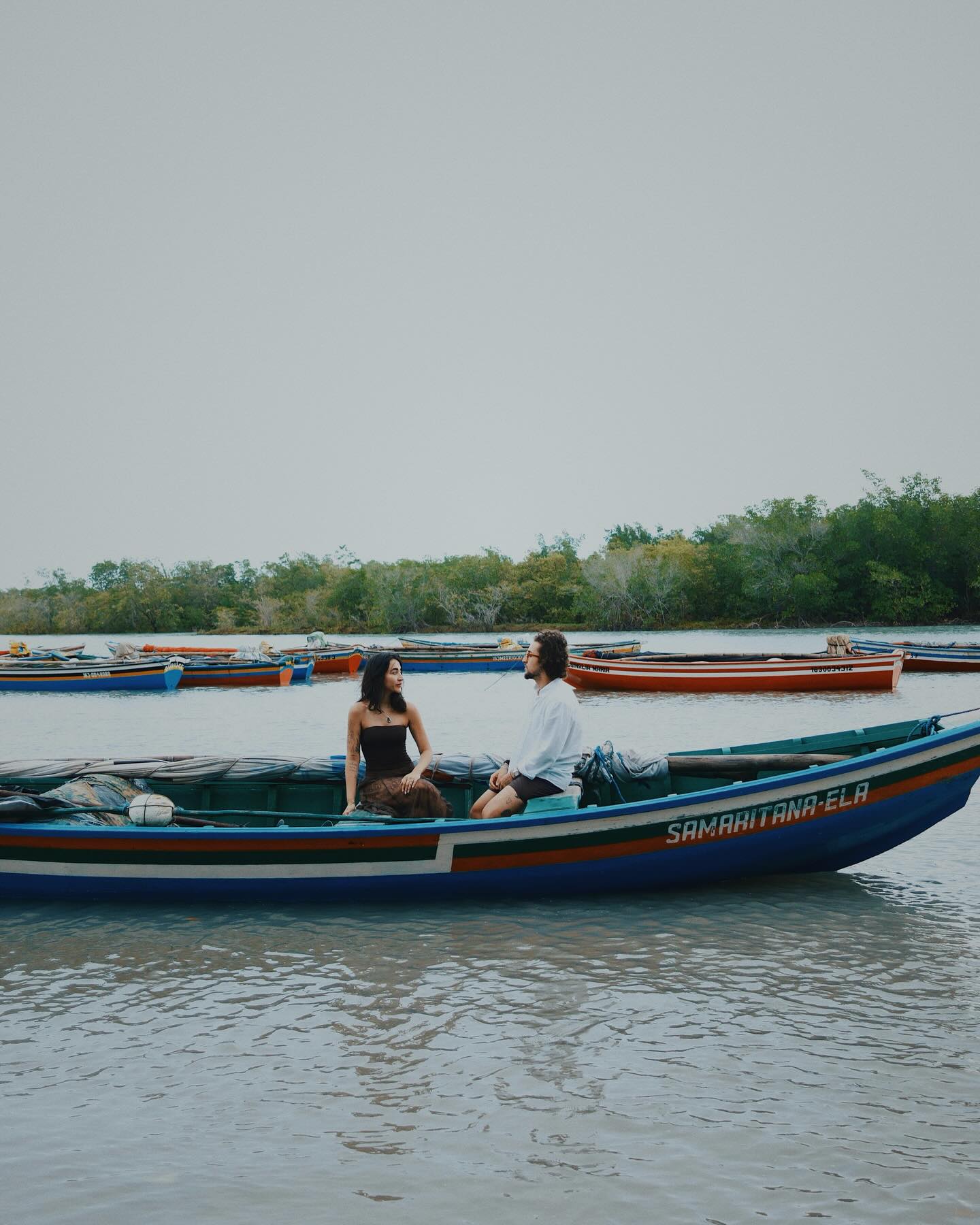 Giulia e Gui a bordo do barco